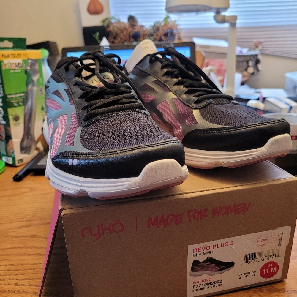 🚺 Ladies Sneakers